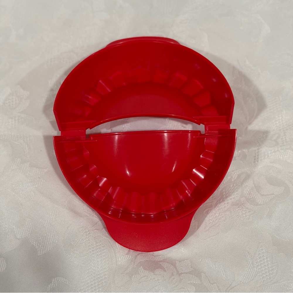 NEW! Tupperware Red Empanada Maker - Picture 2 of 6